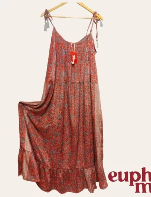 Vestido largo rojo estampado disponible en Euphemia, tienda de ropa en Esperanza.