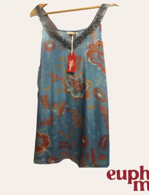 Blusa estampada azul disponible en Euphemia